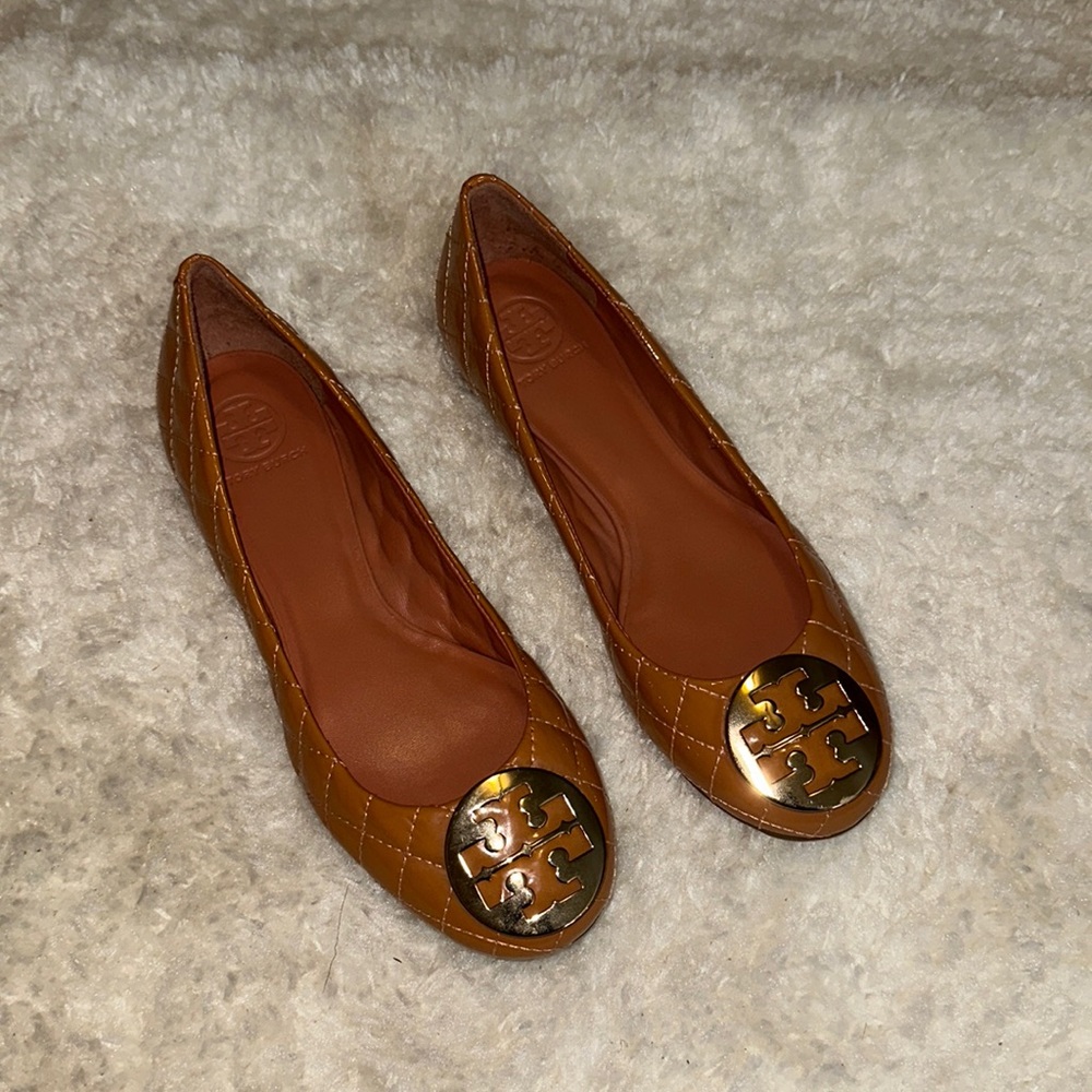 Tory Burch Quilted Leather Logo Cap-Toe Flats in Caramel Brown